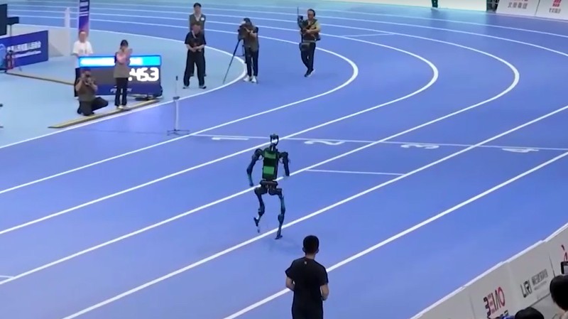 Unitree Robotics and Tiangong humanoid robots compete in the 100m final at the inaugural World Humanoid Robot Games, at the National Speed Skating Oval in Beijing, China August 17, 2025.  REUTERS/Florence Lo     TPX IMAGES OF THE DAY