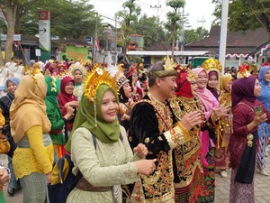 Pegawai RSUD dr Soedomo Trenggalek Ikuti Upacara dengan Pakaian Adat