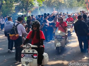 Saat Vespa Antik Ikut Semarakkan HUT RI di Cimahi