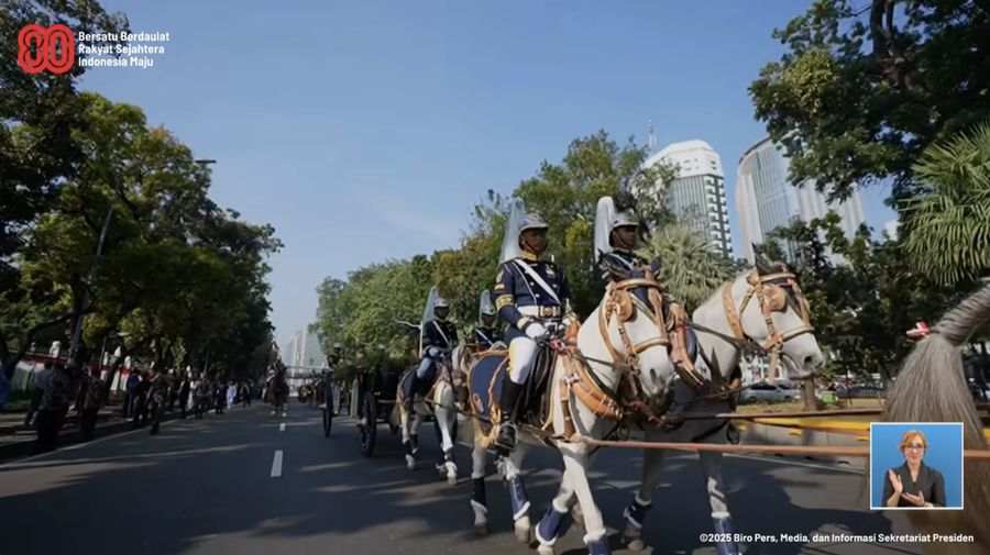 Sebanyak 145 pasukan berkuda mengiringi Kereta kencana yang membawa bendera merah putih dan teks proklamasi ke Istana Merdeka, Jakarta, Minggu (17/8/2025). (Tangkapan Layar Youtube/Sekretariat Presiden)