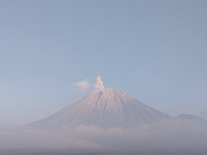 Gunung Semeru Erupsi di Momen HUT ke-80 RI Pagi Ini
