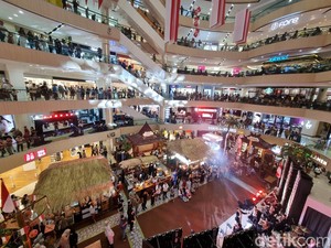 Perburuan Diskon Kemerdekaan di Mal Surabaya Dilatari Musik Orkestra