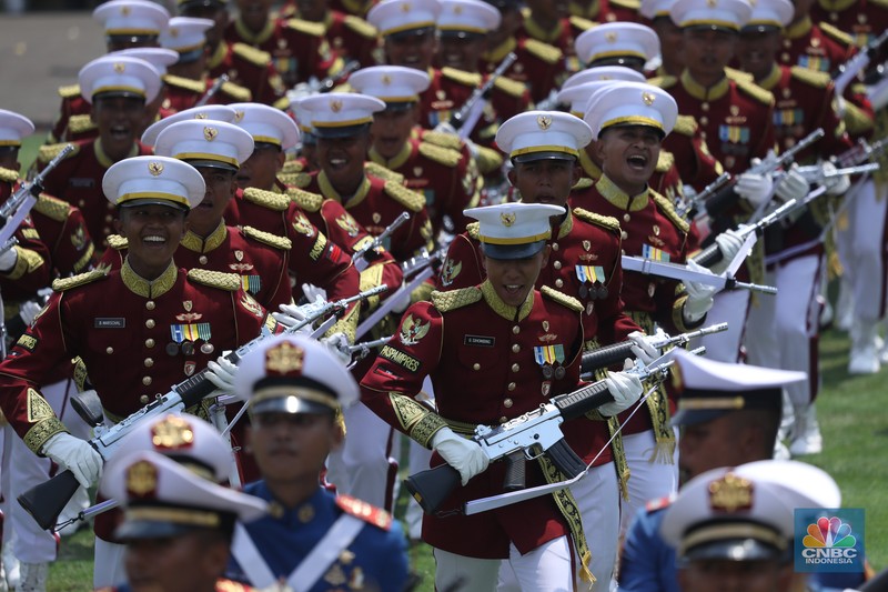 Suasana masyarakat atau tamu undangan negara berjoget dalam rangkaian upacara HUT ke-80 RI di Istana Merdeka, Jakarta, Minggu (17/8/2025). Suasana masyarakat atau tamu undangan negara berjoget dalam rangkaian upacara HUT ke-80 RI di Istana Merdeka, Jakarta, Minggu (17/8/2025). (CNBC Indonesia/Tri Susilo)