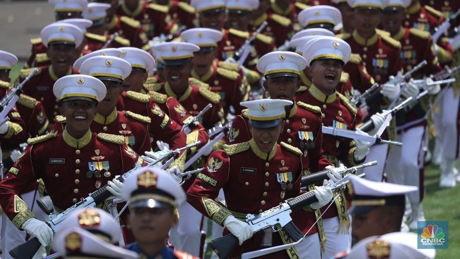 Suasana masyarakat atau tamu undangan negara berjoget dalam rangkaian upacara HUT ke-80 RI di Istana Merdeka, Jakarta, Minggu (17/8/2025). (CNBC Indonesia/Tri Susilo)