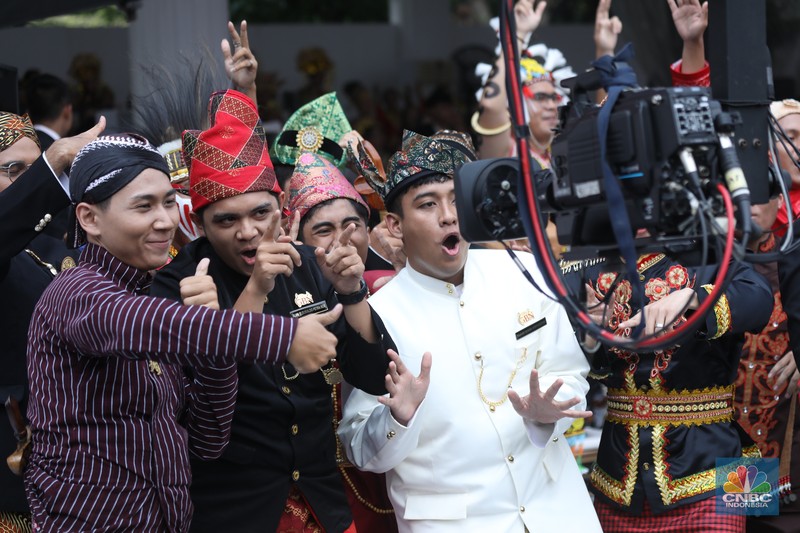 Suasana masyarakat atau tamu undangan negara berjoget dalam rangkaian upacara HUT ke-80 RI di Istana Merdeka, Jakarta, Minggu (17/8/2025). Suasana masyarakat atau tamu undangan negara berjoget dalam rangkaian upacara HUT ke-80 RI di Istana Merdeka, Jakarta, Minggu (17/8/2025). (CNBC Indonesia/Tri Susilo)