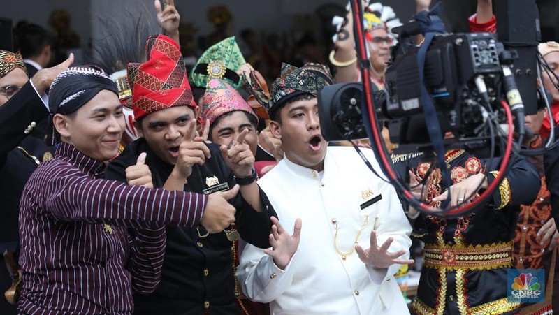 Suasana masyarakat atau tamu undangan negara berjoget dalam rangkaian upacara HUT ke-80 RI di Istana Merdeka, Jakarta, Minggu (17/8/2025). (CNBC Indonesia/Tri Susilo)