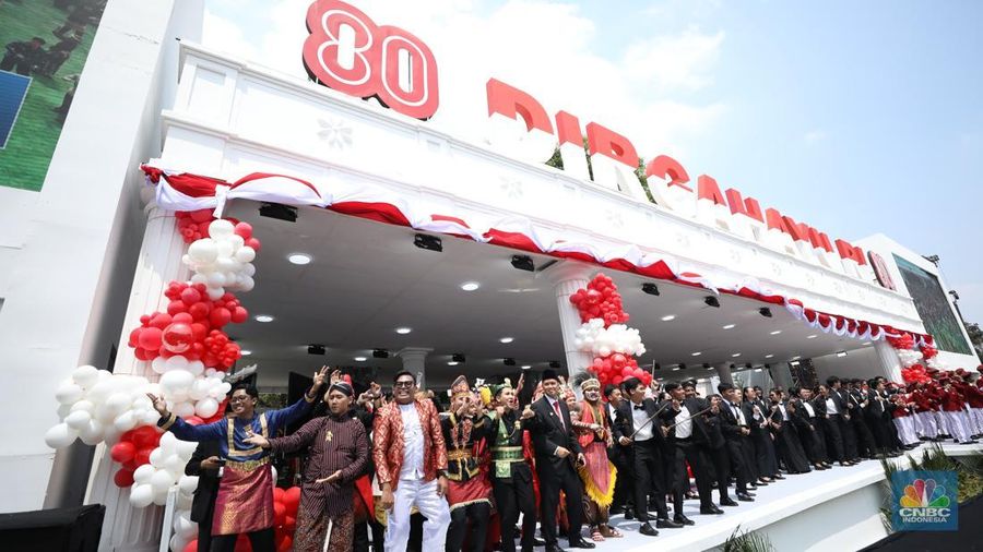 Suasana masyarakat atau tamu undangan negara berjoget dalam rangkaian upacara HUT ke-80 RI di Istana Merdeka, Jakarta, Minggu (17/8/2025). (CNBC Indonesia/Tri Susilo)