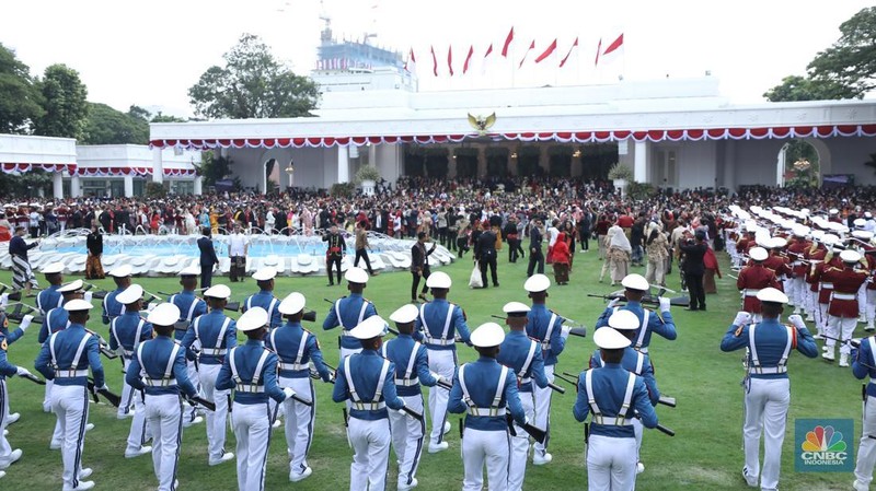 Suasana masyarakat atau tamu undangan negara berjoget dalam rangkaian upacara HUT ke-80 RI di Istana Merdeka, Jakarta, Minggu (17/8/2025). (CNBC Indonesia/Tri Susilo)