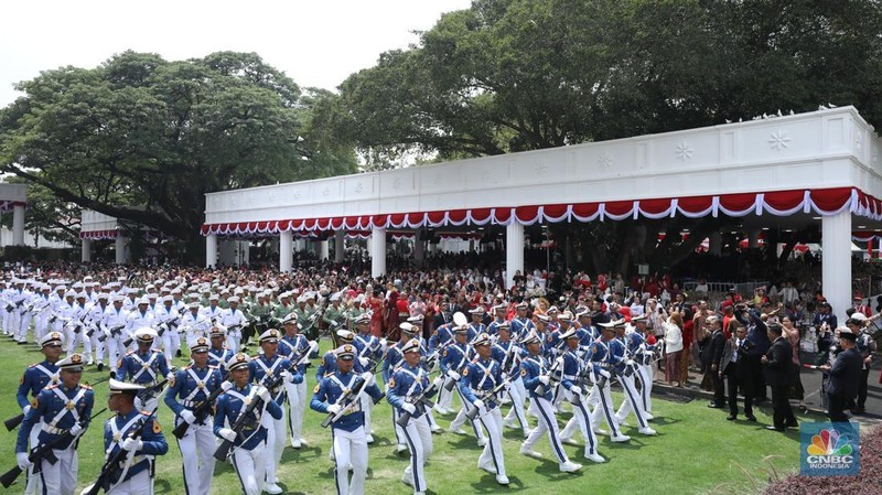 Suasana masyarakat atau tamu undangan negara berjoget dalam rangkaian upacara HUT ke-80 RI di Istana Merdeka, Jakarta, Minggu (17/8/2025). (CNBC Indonesia/Tri Susilo)