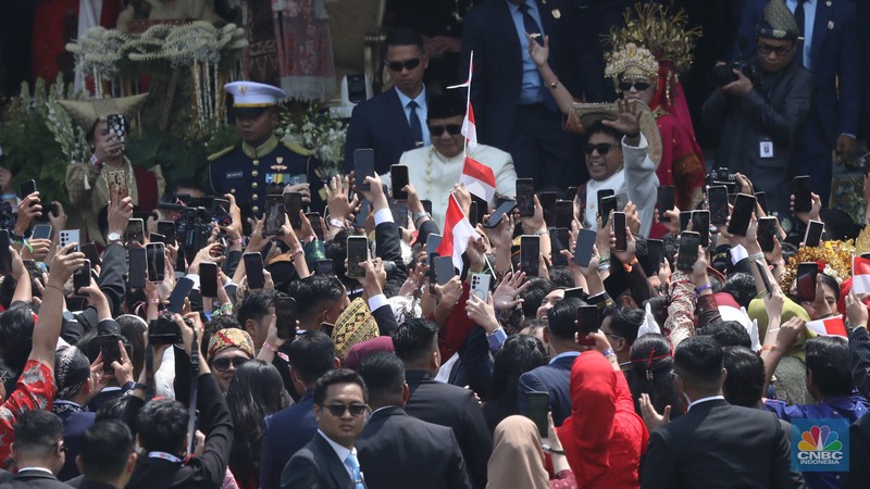 Suasana masyarakat atau tamu undangan negara berjoget dalam rangkaian upacara HUT ke-80 RI di Istana Merdeka, Jakarta, Minggu (17/8/2025). Suasana masyarakat atau tamu undangan negara berjoget dalam rangkaian upacara HUT ke-80 RI di Istana Merdeka, Jakarta, Minggu (17/8/2025). (CNBC Indonesia/Tri Susilo)