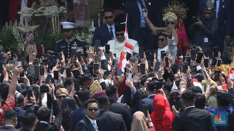 Suasana masyarakat atau tamu undangan negara berjoget dalam rangkaian upacara HUT ke-80 RI di Istana Merdeka, Jakarta, Minggu (17/8/2025). (CNBC Indonesia/Tri Susilo)