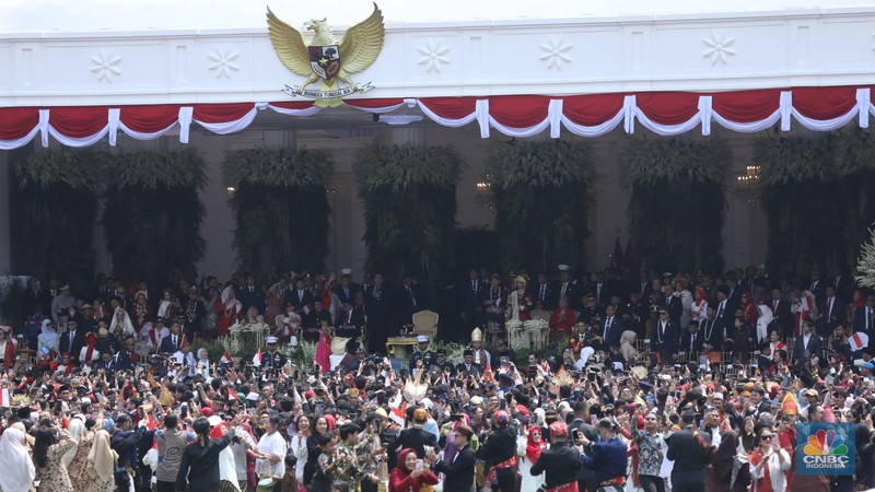 Suasana masyarakat atau tamu undangan negara berjoget dalam rangkaian upacara HUT ke-80 RI di Istana Merdeka, Jakarta, Minggu (17/8/2025). Suasana masyarakat atau tamu undangan negara berjoget dalam rangkaian upacara HUT ke-80 RI di Istana Merdeka, Jakarta, Minggu (17/8/2025). (CNBC Indonesia/Tri Susilo)