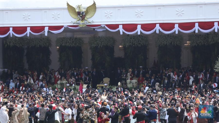 Suasana masyarakat atau tamu undangan negara berjoget dalam rangkaian upacara HUT ke-80 RI di Istana Merdeka, Jakarta, Minggu (17/8/2025). (CNBC Indonesia/Tri Susilo)