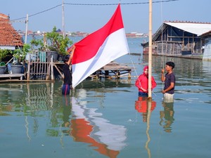 Warga Timbulsloko Demak Gelar Upacara Rakyat di Tengah Rob