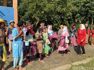Warga di Gunungpati Semarang Upacara 17 Agustus Berbahasa Jawa-Tampil Unik