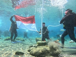 Khidmatnya Upacara 17 Agustus di Dalam Air Umbul Ponggok Klaten