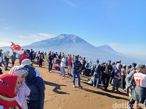 Serunya Ribuan Pendaki Rayakan 17 Agustus di Gunung Andong Magelang