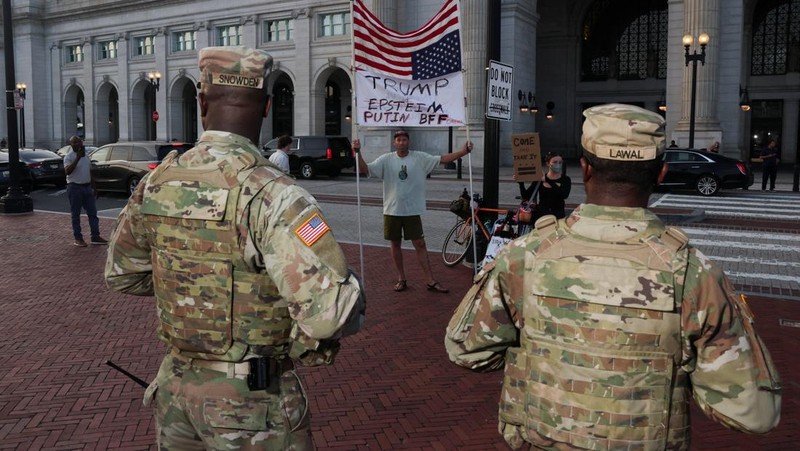 Banners, placed by demonstrators, hang on the White House fence during a protest after U.S. President Donald Trump deployed National Guard and ordered an increased presence of federal law enforcement to assist in crime prevention, in Washington, D.C., U.S., August 16, 2025. REUTERS/Ken Cedeno