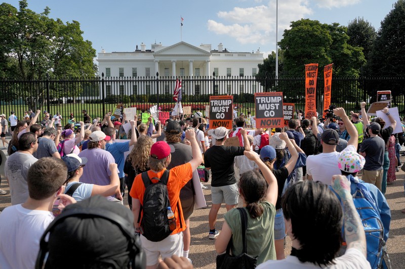 USA-TRUMP/CRIME Banners, placed by demonstrators, hang on the White House fence during a protest after U.S. President Donald Trump deployed National Guard and ordered an increased presence of federal law enforcement to assist in crime prevention, in Washington, D.C., U.S., August 16, 2025. REUTERS/Ken Cedeno