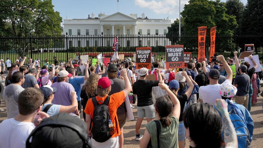 Banners, placed by demonstrators, hang on the White House fence during a protest after U.S. President Donald Trump deployed National Guard and ordered an increased presence of federal law enforcement to assist in crime prevention, in Washington, D.C., U.S., August 16, 2025. REUTERS/Ken Cedeno