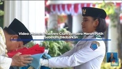 Video: Momen Prabowo Cium Bendera Merah Putih Sebelum Dikibarkan