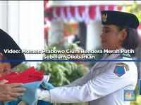 Video: Momen Prabowo Cium Bendera Merah Putih Sebelum Dikibarkan