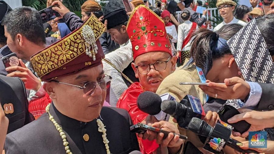 Wakil Ketua Dewan Perwakilan Rakyat Republik Indonesia, Sufmi Dasco Ahmad memberikan keterangan kepada awak media usai menghadiri upacara peringatan detik-detik proklamasi di Istana Merdeka, Jakarta, Minggu (17/8/2025). (CNBC Indonesia/Emir Yanwardhana)
