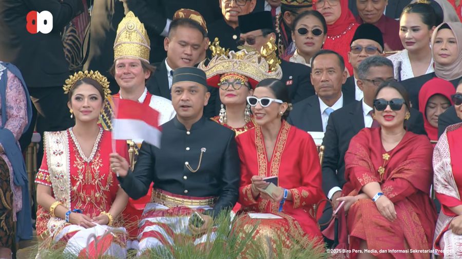 Wakil Menteri Kebudayaan, Giring Ganesha Djumaryo menghadiri upacara peringatan penurunan bendera pusaka merah putih di Istana Merdeka, Jakarta, Minggu (17/8/2025). (Tangkapan Layar Youtube/Sekretariat Presiden)