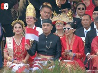 Wakil Menteri Kebudayaan, Giring Ganesha Djumaryo menghadiri upacara peringatan penurunan bendera pusaka merah putih di Istana Merdeka, Jakarta, Minggu (17/8/2025). (Tangkapan Layar Youtube/Sekretariat Presiden)