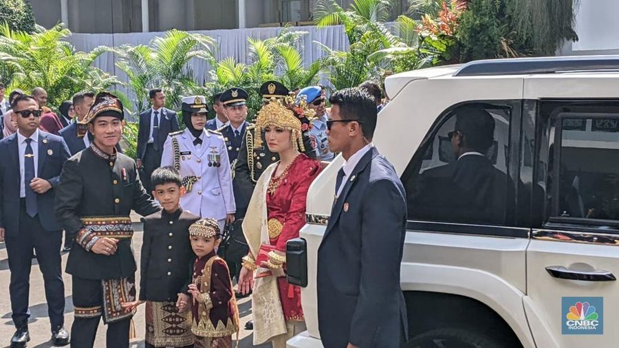 Wakil Presiden (Wapres) Gibran Rakabuming Raka dan keluarga tiba untuk menghadiri upacara peringatan detik-detik proklamasi di Istana Merdeka, Jakarta, Minggu (17/8/2025). (CNBC Indonesia/Emir Yanwardhana)