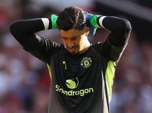Phil Jones: Kiper MU Harus Berkulit Badak