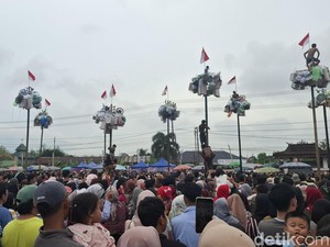 Puluhan Mobil Hias-Lomba Panjat Pinang Meriahkan HUT RI di Lubuklinggau