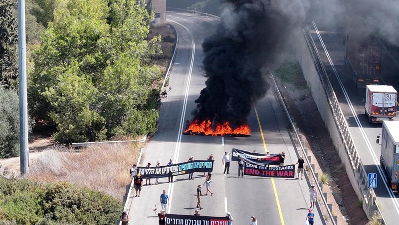 Pemandangan drone menunjukkan orang-orang berunjuk rasa setelah keluarga sandera menyerukan pemogokan nasional untuk menuntut pengembalian semua sandera dan diakhirinya perang di Gaza, di area yang disebut Lapangan Sandera, di Tel Aviv, Israel, 17 Agustus 2025. (REUTERS/Aviv Atlas)