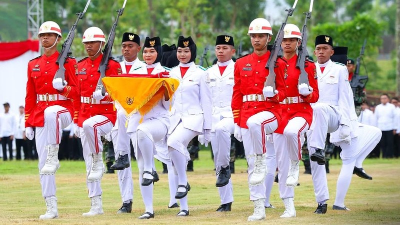 Kepala Otorita Ibu Kota Nusantara (IKN), Basuki Hadimuljono, memimpin Upacara Pengibaran Bendera Merah Putih dalam rangka memperingati Hari Ulang Tahun ke-80 Kemerdekaan Republik Indonesia, Minggu (17/08/2025). (Dok.Nusantara)