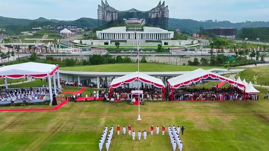Kepala Otorita Ibu Kota Nusantara (IKN), Basuki Hadimuljono, memimpin Upacara Pengibaran Bendera Merah Putih dalam rangka memperingati Hari Ulang Tahun ke-80 Kemerdekaan Republik Indonesia, Minggu (17/08/2025). (Dok.Nusantara)