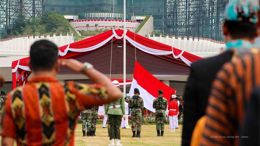 Kepala Otorita Ibu Kota Nusantara (IKN), Basuki Hadimuljono, memimpin Upacara Pengibaran Bendera Merah Putih dalam rangka memperingati Hari Ulang Tahun ke-80 Kemerdekaan Republik Indonesia, Minggu (17/08/2025). (Dok.Nusantara)