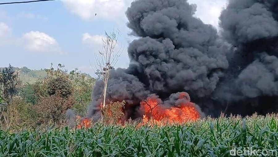 Kondisi sumur minyak di Blora yang meledak dan terbakar, Senin (18/8/2025). (Achmad Niam Jamil/detikJateng)