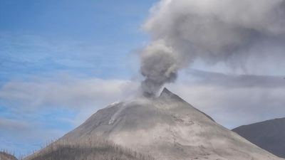 Lewotobi Laki-Laki Muntahkan Kolom Abu, Warga Diminta Waspada