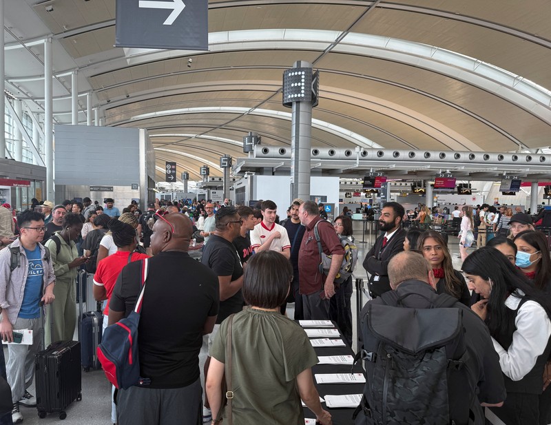 Mogok kerja pramugari Air Canada sejak Sabtu (16/8/2025) membuat operasional penerbangan terganggu parah, hingga lebih dari 100.000 penumpang terlantar. (REUTERS/Chris Helgren) Mogok kerja pramugari Air Canada sejak Sabtu (16/8/2025) membuat operasional penerbangan terganggu parah, hingga lebih dari 100.000 penumpang terlantar. (REUTERS/Chris Helgren)