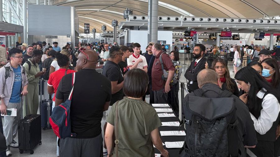 Mogok kerja pramugari Air Canada sejak Sabtu (16/8/2025) membuat operasional penerbangan terganggu parah, hingga lebih dari 100.000 penumpang terlantar. (REUTERS/Chris Helgren)