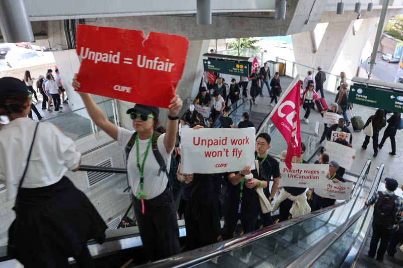 Mogok kerja pramugari Air Canada sejak Sabtu (16/8/2025) membuat operasional penerbangan terganggu parah, hingga lebih dari 100.000 penumpang terlantar. (REUTERS/Chris Helgren) Mogok kerja pramugari Air Canada sejak Sabtu (16/8/2025) membuat operasional penerbangan terganggu parah, hingga lebih dari 100.000 penumpang terlantar. (REUTERS/Chris Helgren)