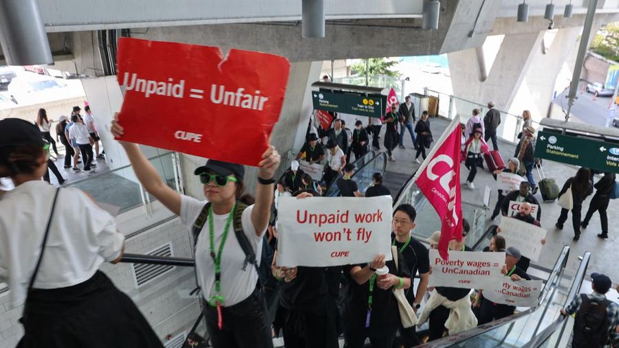 Mogok kerja pramugari Air Canada sejak Sabtu (16/8/2025) membuat operasional penerbangan terganggu parah, hingga lebih dari 100.000 penumpang terlantar. (REUTERS/Chris Helgren)