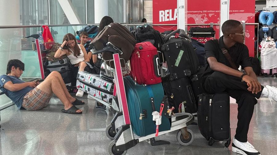 Mogok kerja pramugari Air Canada sejak Sabtu (16/8/2025) membuat operasional penerbangan terganggu parah, hingga lebih dari 100.000 penumpang terlantar. (REUTERS/Chris Helgren)