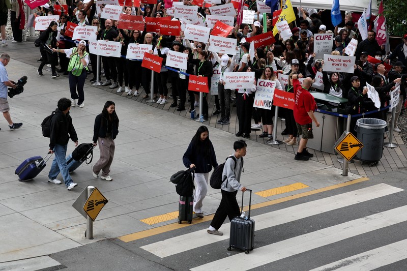 Mogok kerja pramugari Air Canada sejak Sabtu (16/8/2025) membuat operasional penerbangan terganggu parah, hingga lebih dari 100.000 penumpang terlantar. (REUTERS/Chris Helgren)