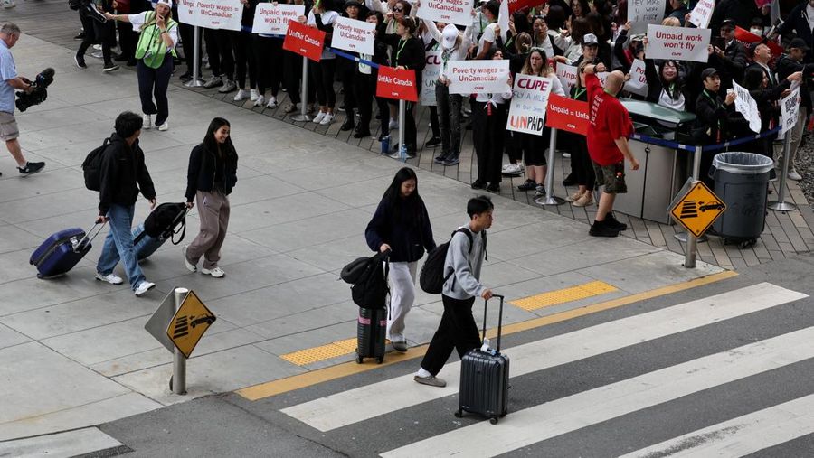 Mogok kerja pramugari Air Canada sejak Sabtu (16/8/2025) membuat operasional penerbangan terganggu parah, hingga lebih dari 100.000 penumpang terlantar. (REUTERS/Chris Helgren)