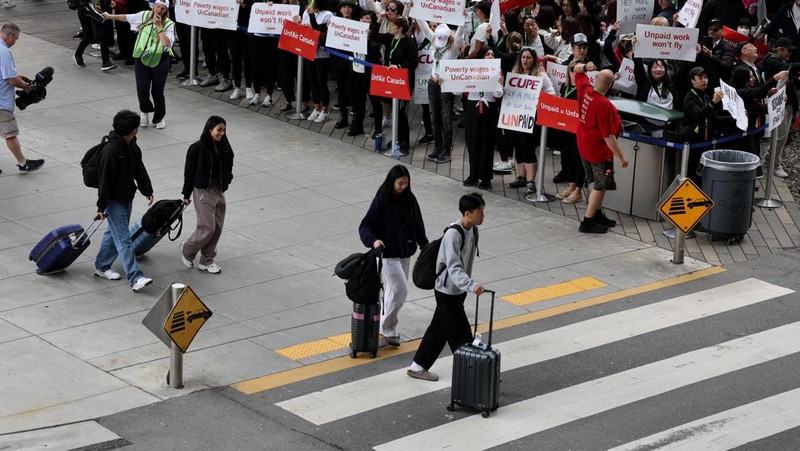 Mogok kerja pramugari Air Canada sejak Sabtu (16/8/2025) membuat operasional penerbangan terganggu parah, hingga lebih dari 100.000 penumpang terlantar. (REUTERS/Chris Helgren)