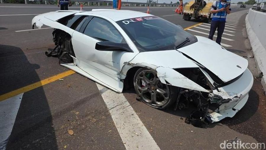 Penampakan Lamborghini remuk usai menabrak pembatas jalan di Tol Kunciran, Tangerang, Senin (18/8/2025). (Istimewa)