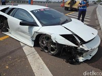 Lamborghini Kecelakaan di Tol, Bodi Remuk-Ban Raib & Bumper Hancur