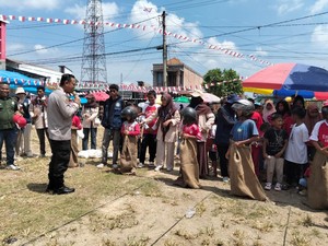 Keseruan Polisi, Mahasiswa dan Warga Siak Lomba Agustusan di HUT RI