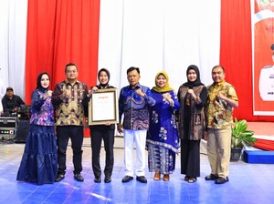 Polwan Polres Meranti Raih Penghargaan dari Bupati di Momen HUT RI